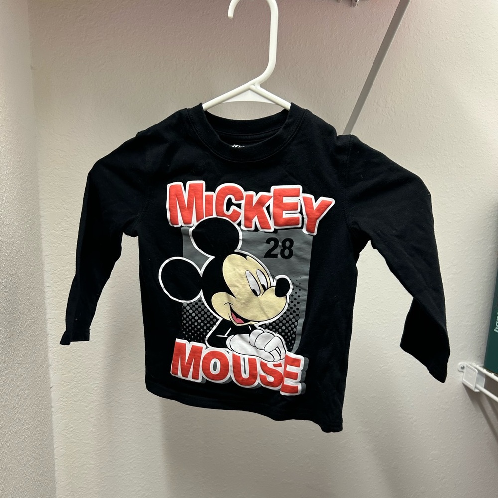 Adorable Mickey Mouse Disney tee!